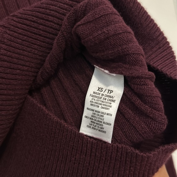 Turtle neck long sleeve, maroon in color. Size XS. Pre-loved - Picture 4 of 4